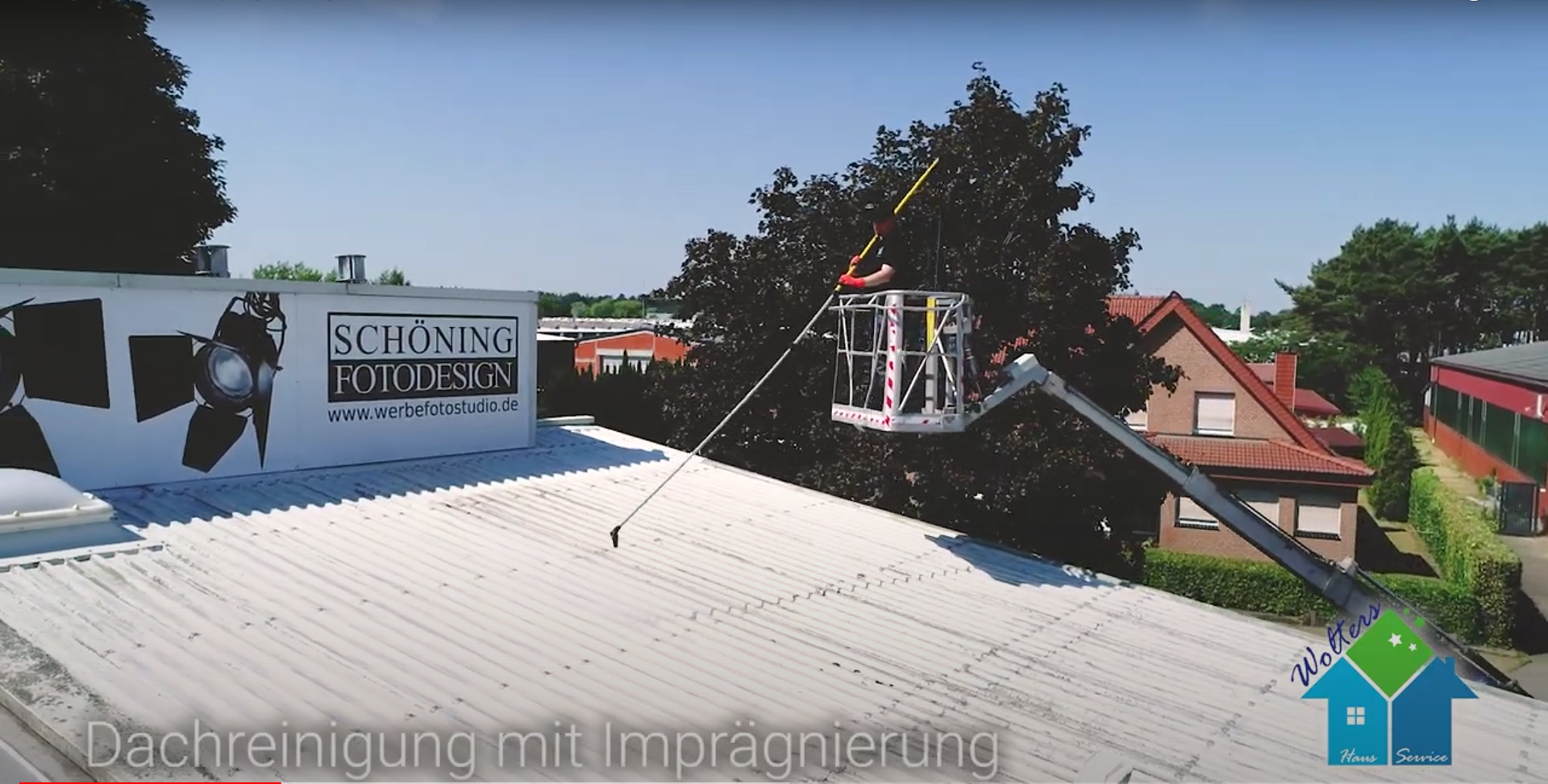 Reinigung der Firststeine in Papenburg mit Teleskop-Ausr&uuml;stung vom Boden aus.